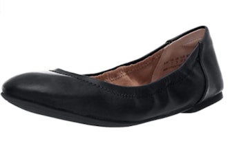 These ballet flats are comfortable shoes to wear with leggings.