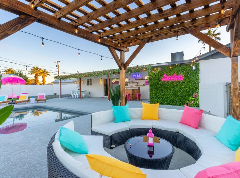 A 'Love Island'-themed Airbnb in Arizona has a pool and mural perfect for Instagram pictures. 