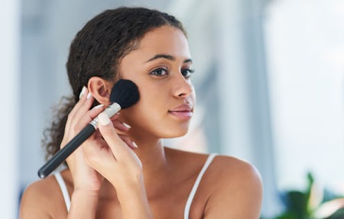 How to find the right makeup brushes for sensitive skin, according to experts.