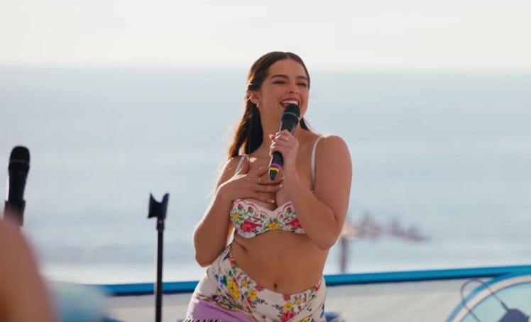 Addison Rae sings "Teenage Dream" in 'He's All That.'