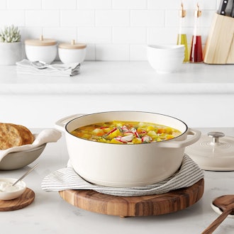 Amazon Basics Enameled Cast Iron Covered Dutch Oven