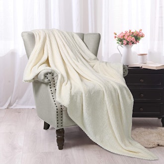 Exclusivo Mezcla Waffle Textured Soft Blanket