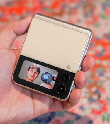 Taking selfies or vlogging with the cover display is actually not dumb!