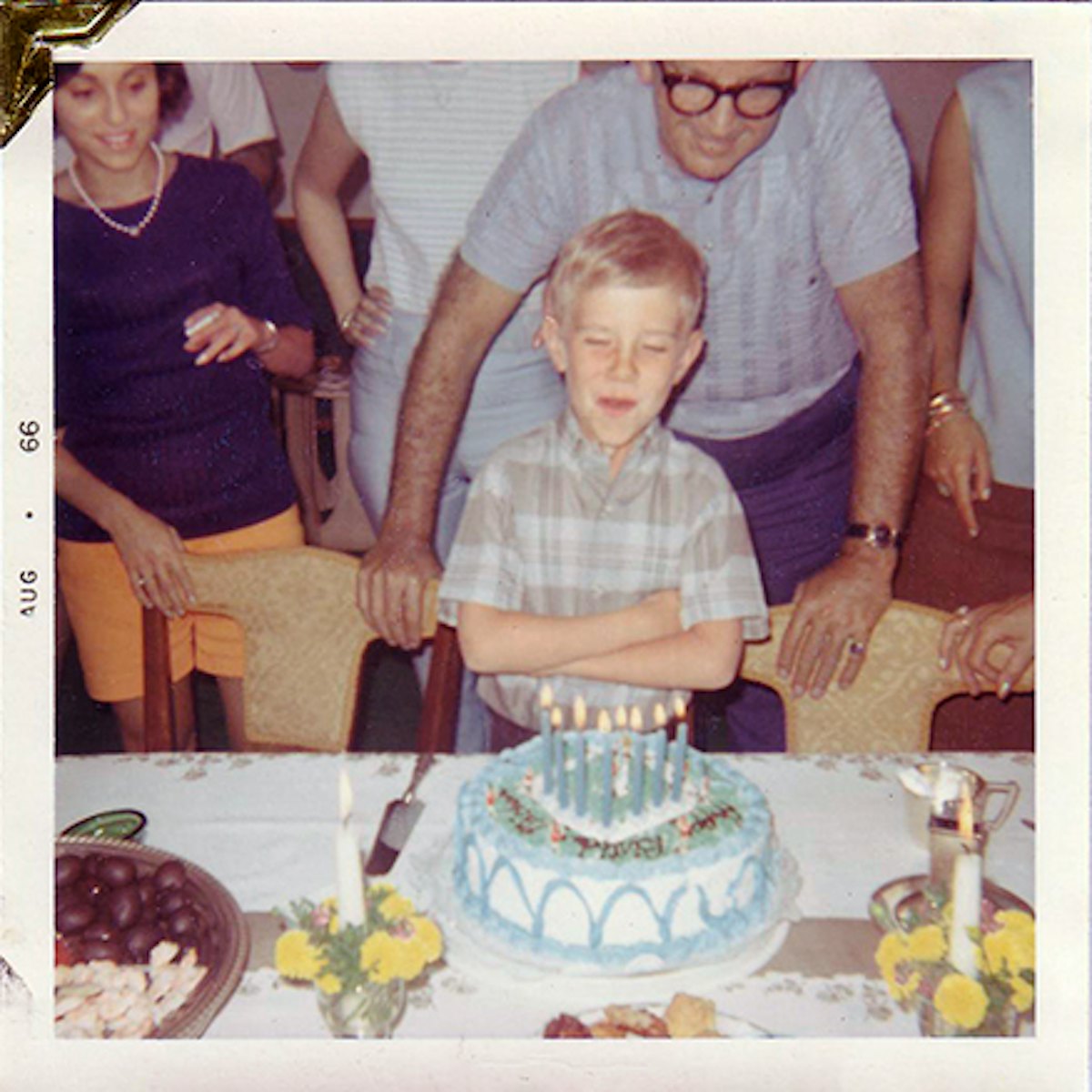 کورس تولد 8 سالگی خود را با عمه و عمویش در زادگاه خود در مریک ، نیویورک جشن می گیرد.