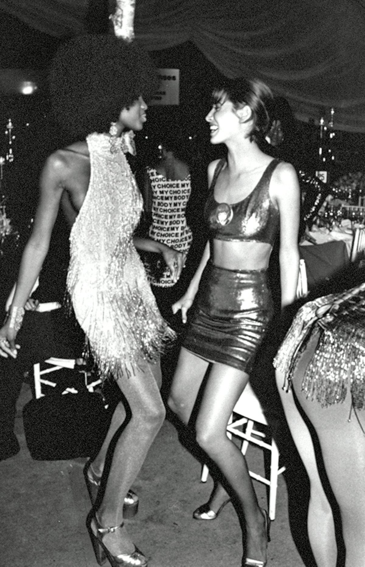رقص کریستی ترلینگتون با نائومی کمپبل در Seventh on Sale در 1990. 