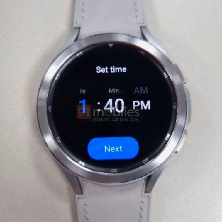 Bạn đang tìm kiếm một chiếc đồng hồ thông minh đẹp mắt và đa chức năng? Hãy để Samsung Galaxy Watch 4 chinh phục bạn bằng màn hình bắt mắt cùng các tính năng đầy hấp dẫn. Hình ảnh này sẽ khiến bạn không thể rời mắt khỏi nó!