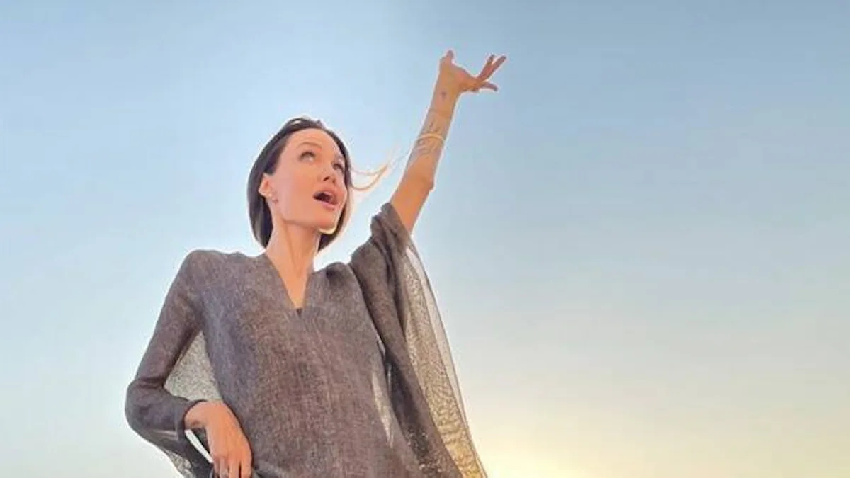 Angelina Jolie Staged a Carefree Rooftop Photo Shoot With Artists Angelina Jolie Staged a Carefree Rooftop Photo Shoot With Artists