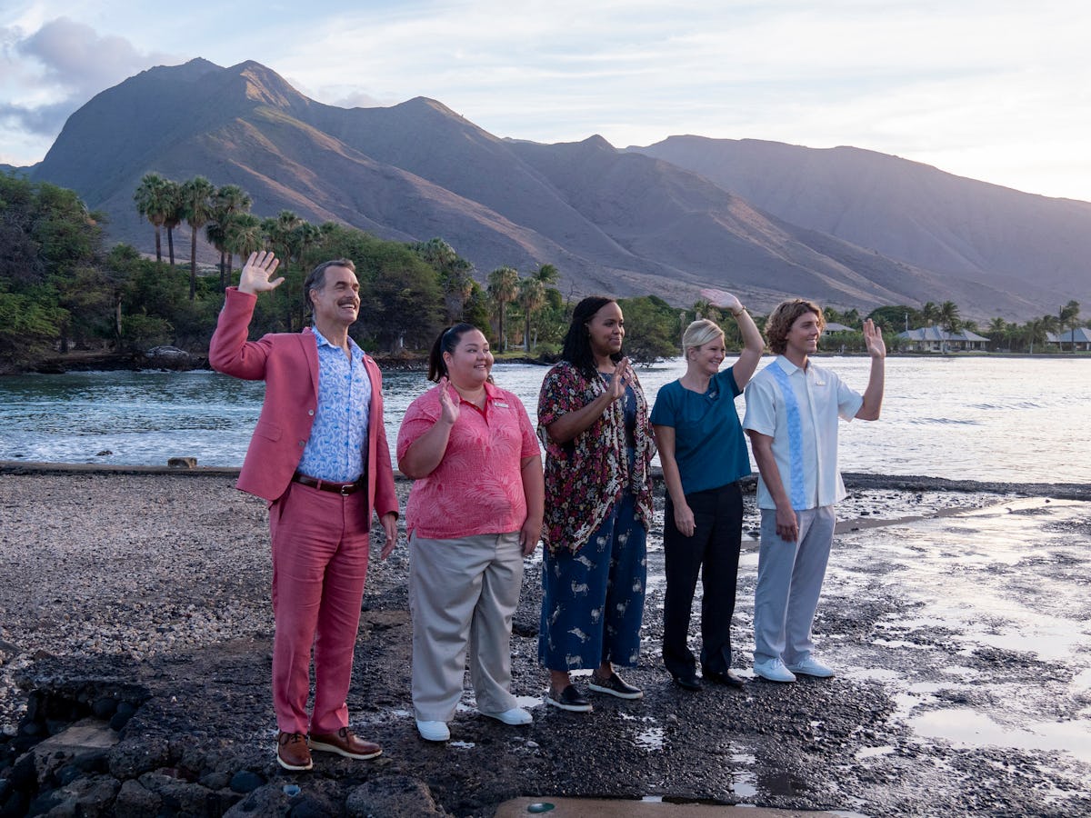 Murray Bartlett, Jolene Purdy, Natasha Rothwell, and Lukas Gage waving on a beach