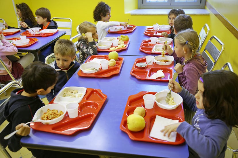 school children eating lunch in italy