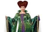 Woman dressed in a Winifred Sanderson costume from the film Hocus Pocus