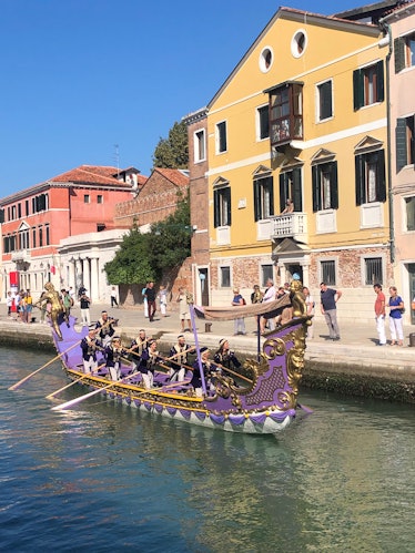 gondoliers rowing