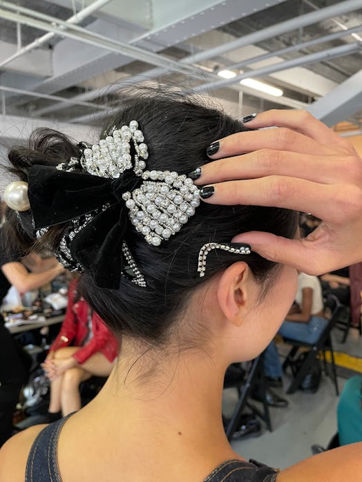 Model backstage Alice + Olivia S/S 2022