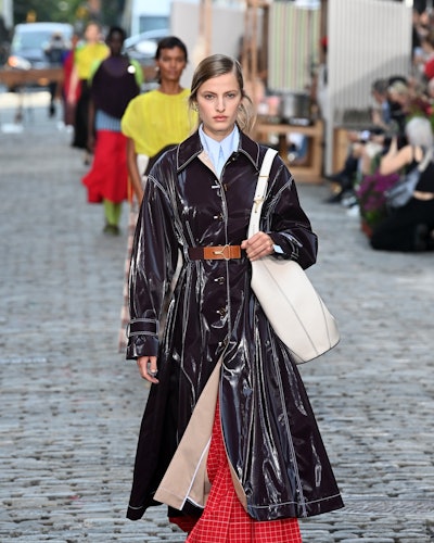 Tory Burch's Spring 2022 Collection Is An Ode To Classic American ...