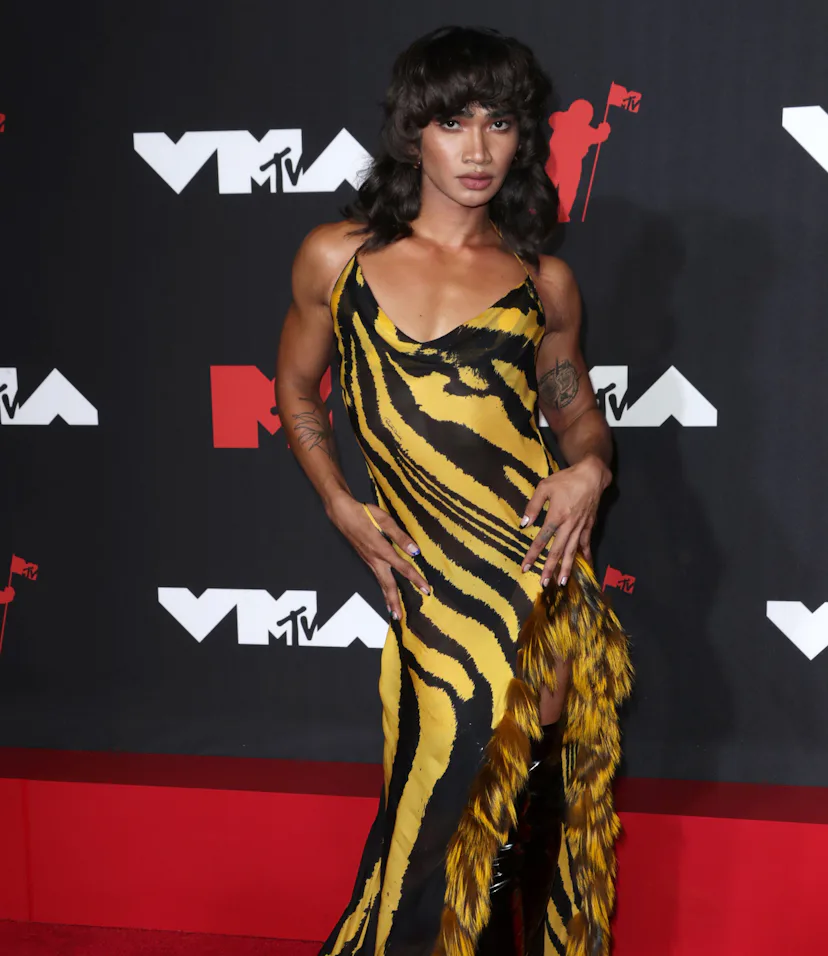aaliyah black and yellow dress Introducing Behind The Look, where we break down ICONIC looks from our favorite celebs and give you the scoop on the details. Starting off with # Aaliyah at the 2000 MTV VMAs, where