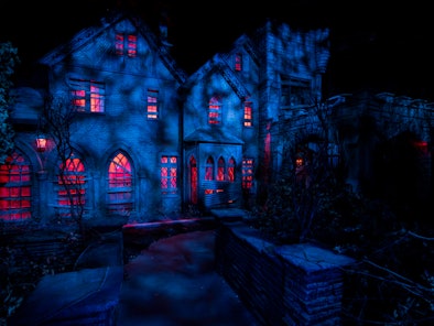 The 'Haunting of Hill House' pop-up at Universal Studios' Halloween Horror Nights 2021 is a must-see...