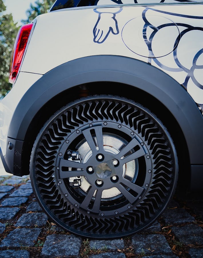 Michelin giới thiệu lốp xe không hơi, loại bỏ vĩnh viễn nỗi lo thủng lốp, xịt hơi - Ảnh 2. Michelin giới thiệu lốp xe không hơi, loại bỏ vĩnh viễn nỗi lo thủng lốp, xịt hơi - Ảnh 2.