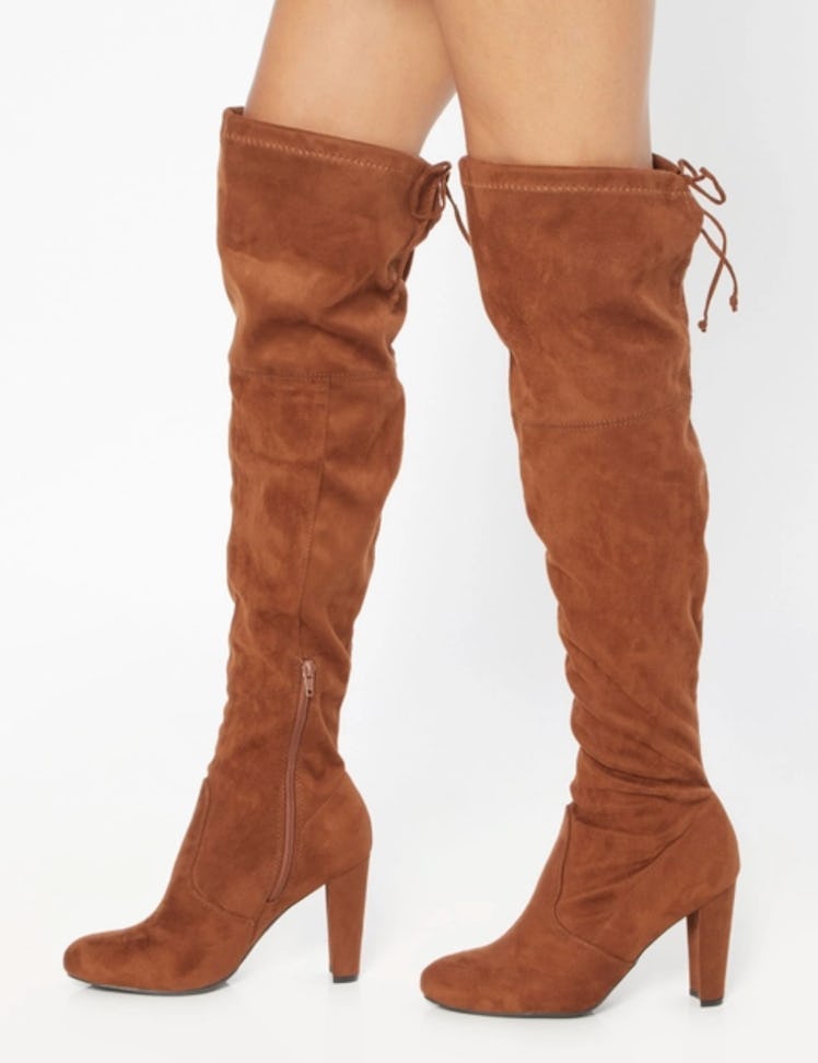 Luna La wears knee-high brown boots on 'Gossip Girl.'