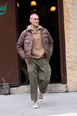 Aki Menzies on 'Gossip Girl' stands out with his laid-back streetwear fashions.