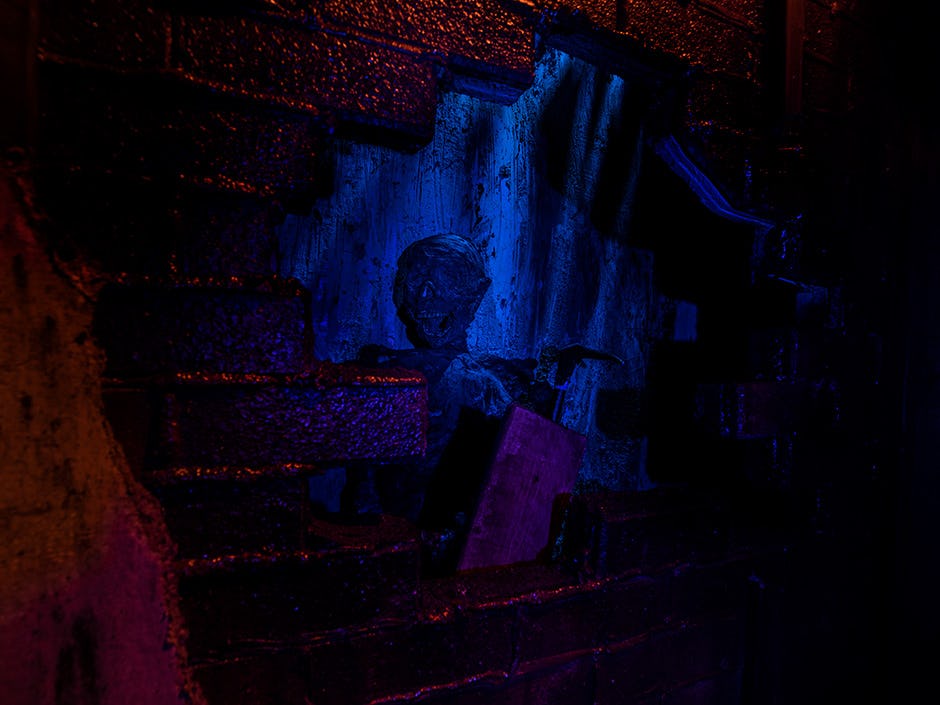 'Haunting Of Hill House' Easter Eggs At Universal Studios' Halloween