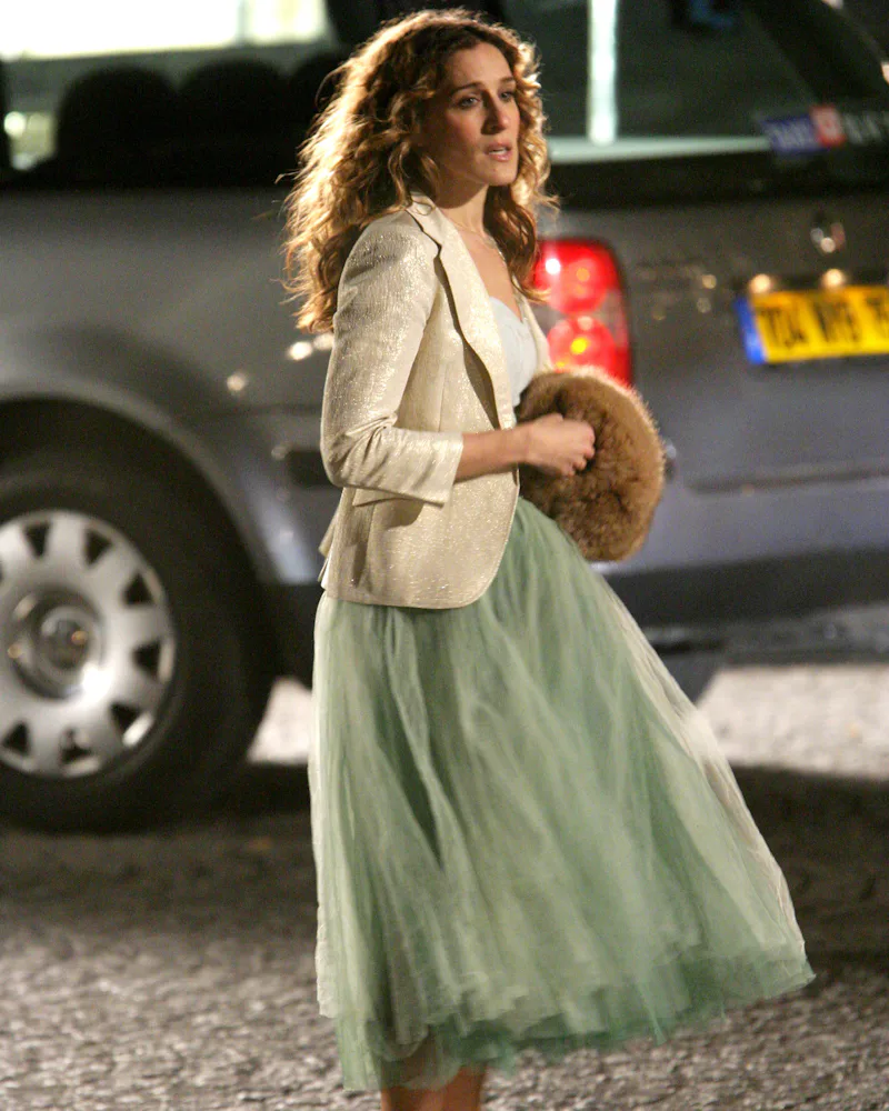 carrie bradshaw green dress paris Carrie Bradshaw Revives One of Her Best Dresses