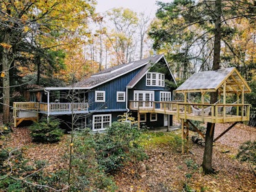 This treehouse cabin Airbnb in Pennsylvania sleeps up to eight people.