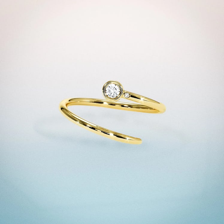 Shiffon diamond pinky ring in 18K yellow gold. 