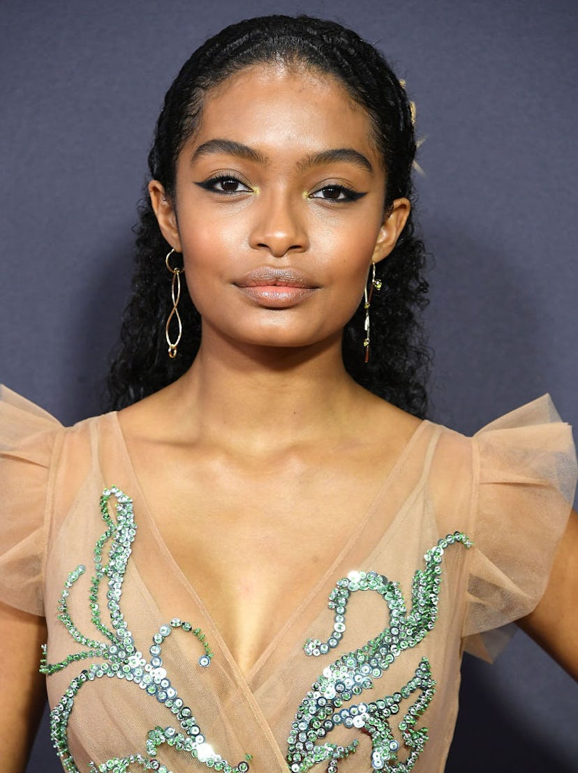 Yara Shahidi sported the perfect winged cat eye to the 2017 Emmys.