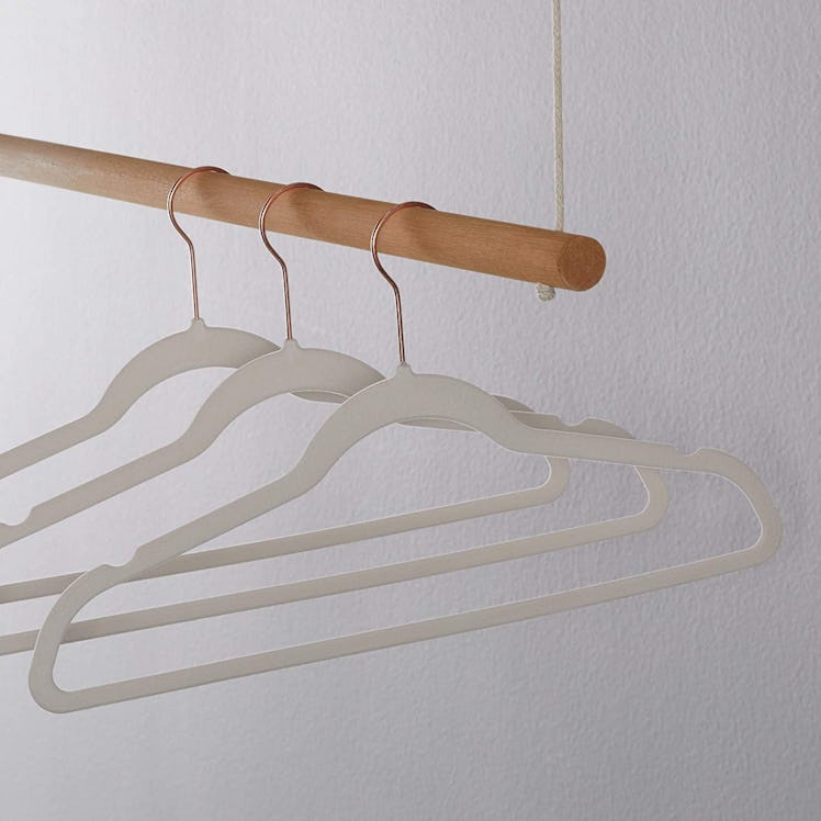 Amazon Basics Slim Velvet Clothes Hangers