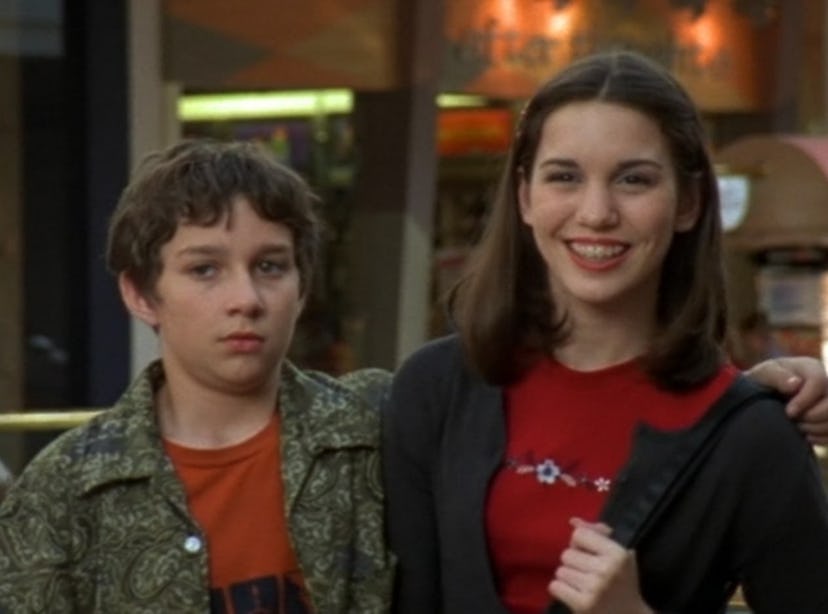 A scene from the pilot episode of Even Stevens with Louis and Ren at the mall for her date. 