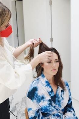 Mandy Moore getting prepped for Emmy Awards with hairstylist Ashley Streicher 