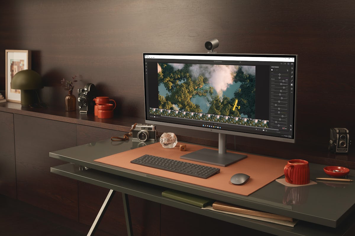 Don't be fooled, this sleek HP ultrawide monitor is a beefy gaming PC