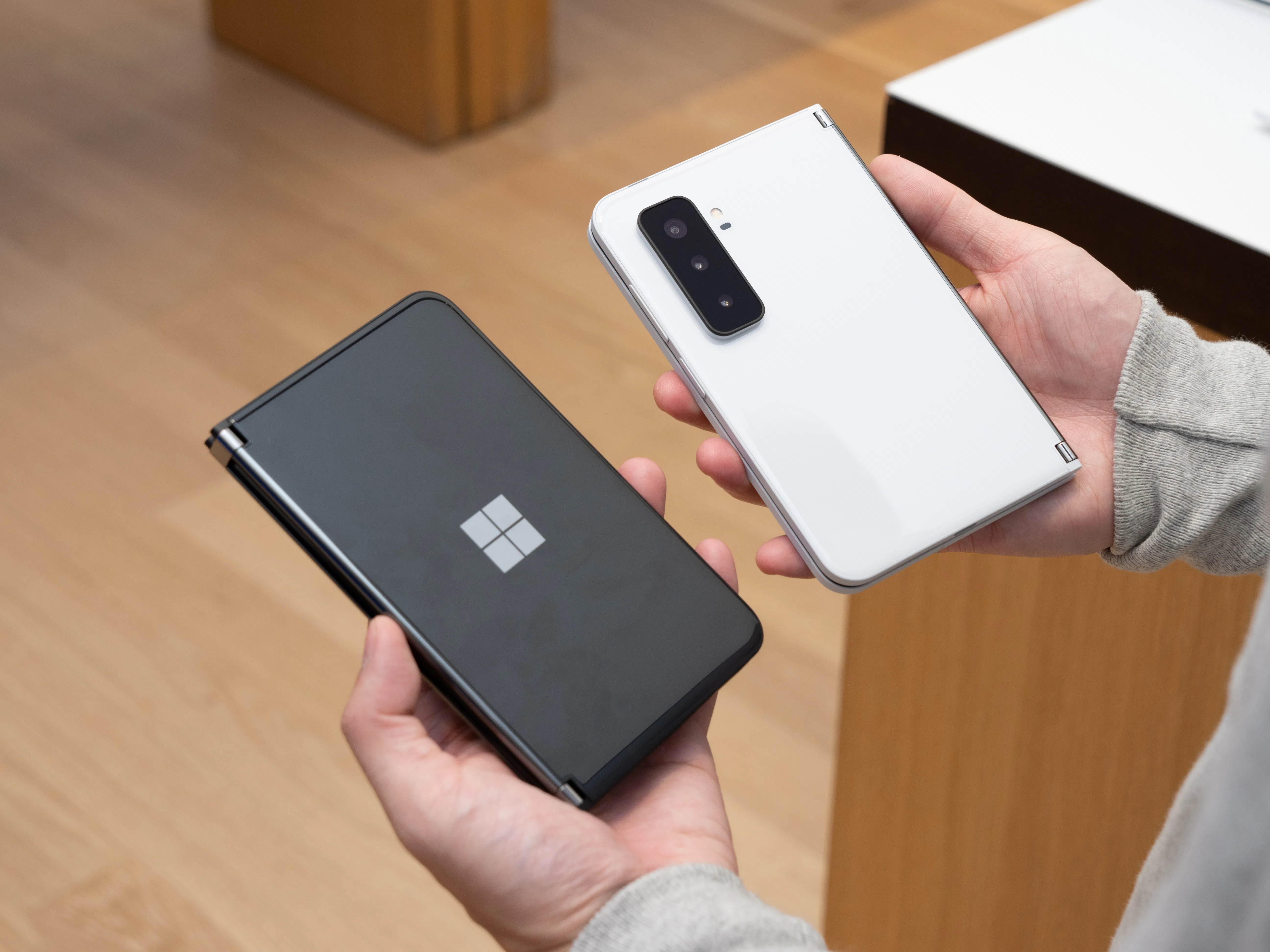Microsoft Surface Duo スマートフォンが継ぎ目でばらばらになる