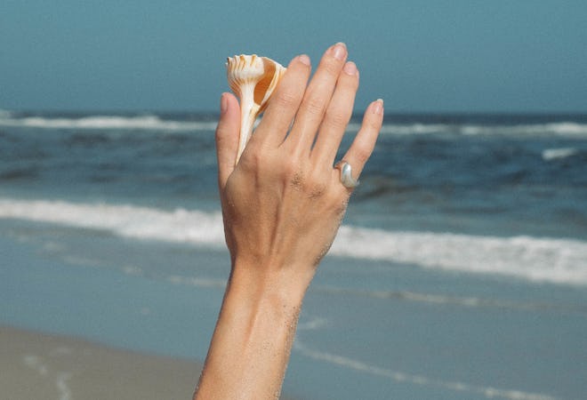 Luiny's wave-shaped Ola Ring. 