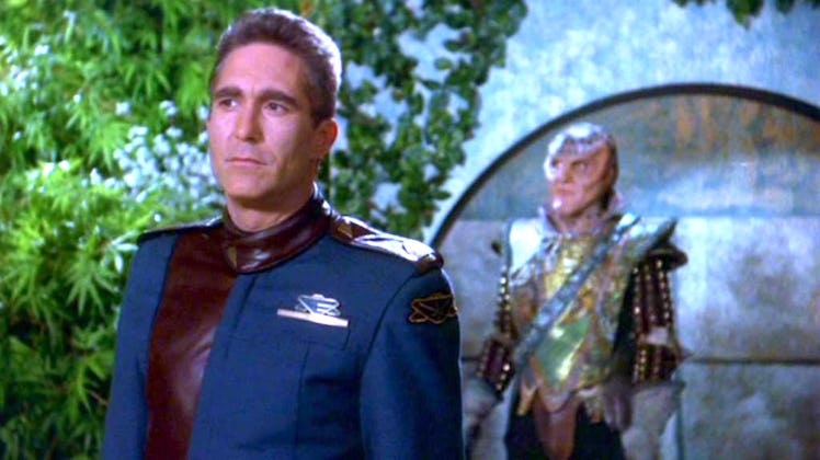 Commander Sinclar (Michael O’Hare) and G’Kar (Andreas Katsulas.)