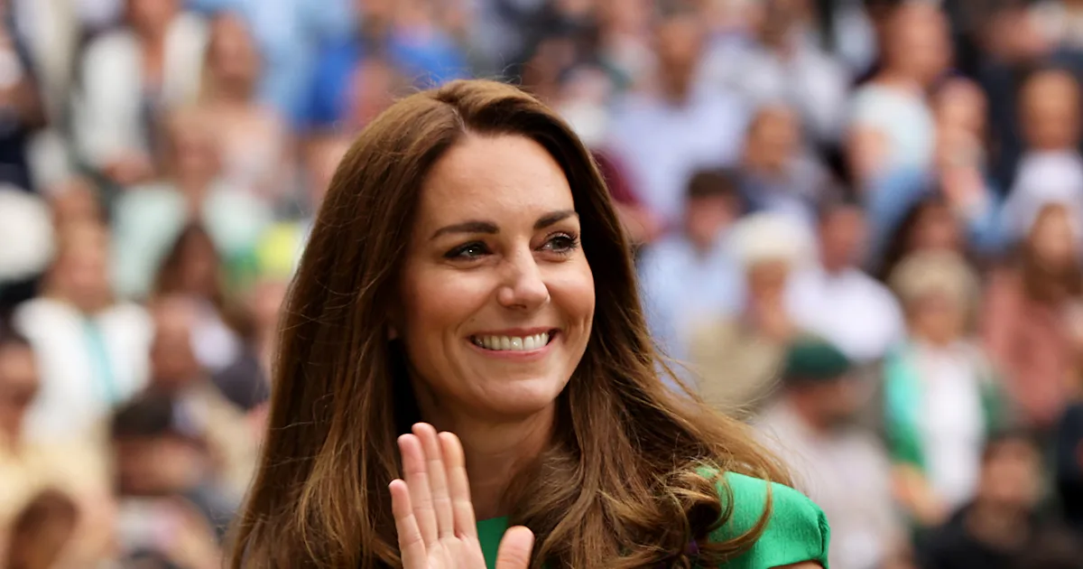 Kate Middleton's Gold Dress Dazzled Everyone At The 'No Time To Die' Premiere Kate Middleton's Gold Dress Dazzled Everyone At The 'No Time To Die' Premiere