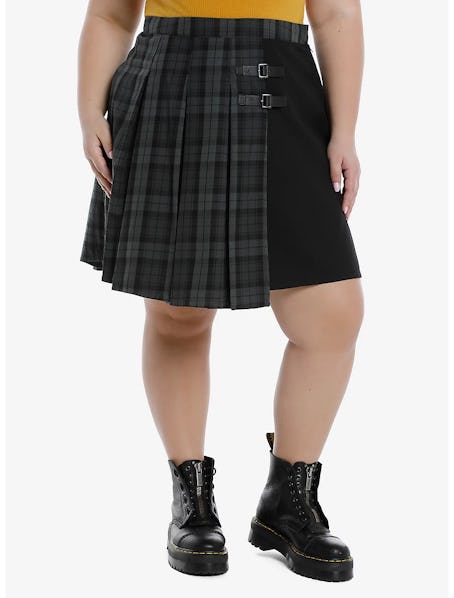 Black & Grey Plaid Buckle Asymmetrical Pleated Skirt Plus Size