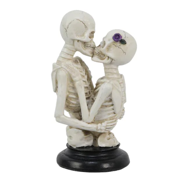 Table decor; two skeletons kissing