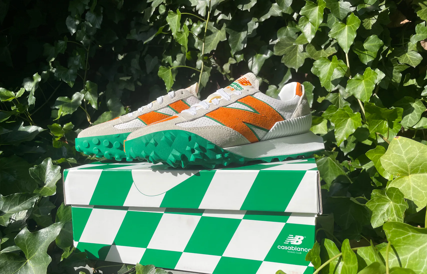 靴 New Balance XC-72 Casablanca Tennis Club Wearing New Balance's Casablanca XC-72: A race car for your feet