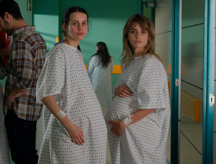 Milena Smit and Penélope Cruz