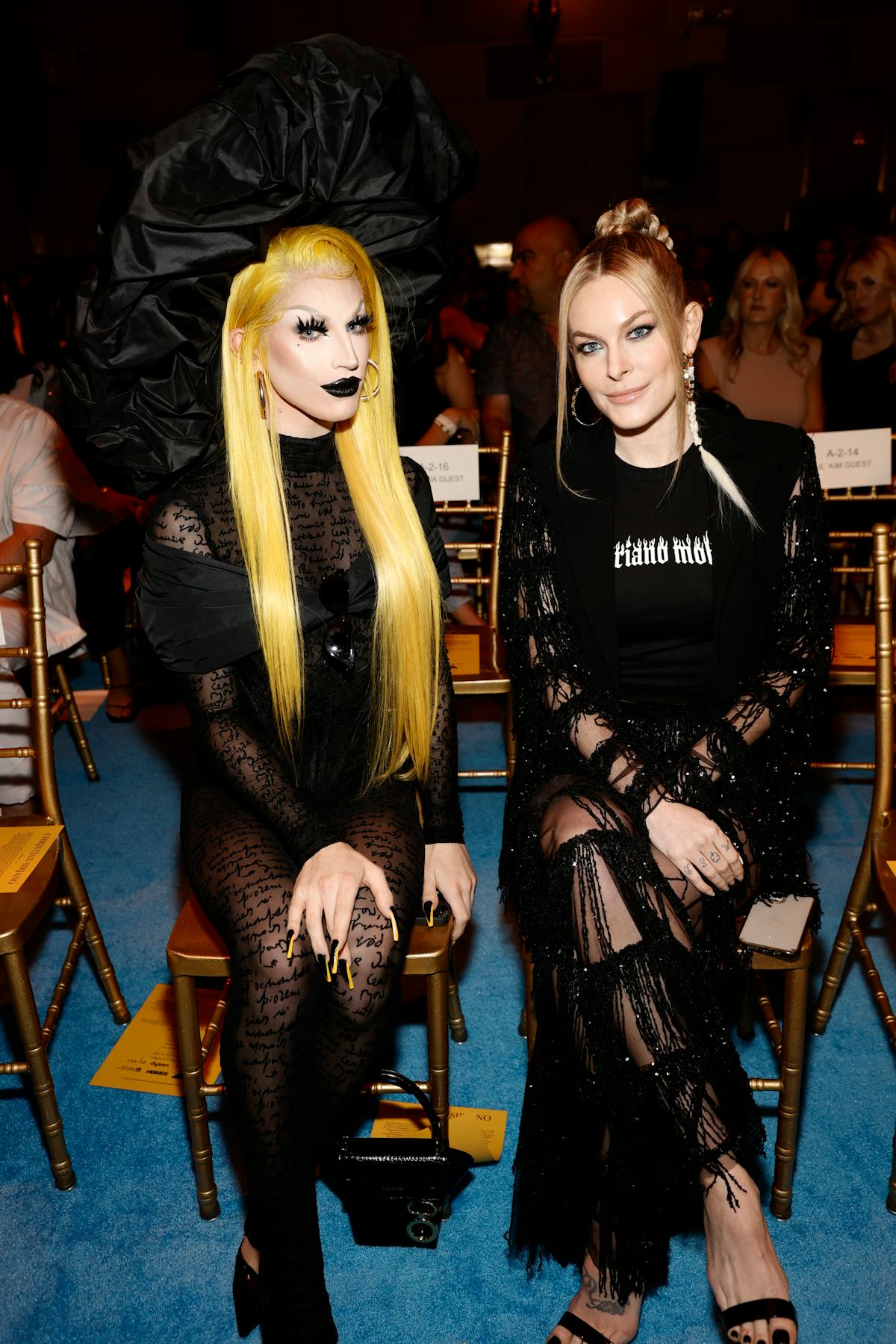 آکواریا و لیا مک سوینی در ردیف اول نمایش مد Christian Siriano SS2022 در Gotham Hal ...