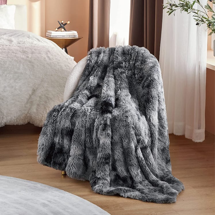 Bedsure Faux Fur Throw Blanket