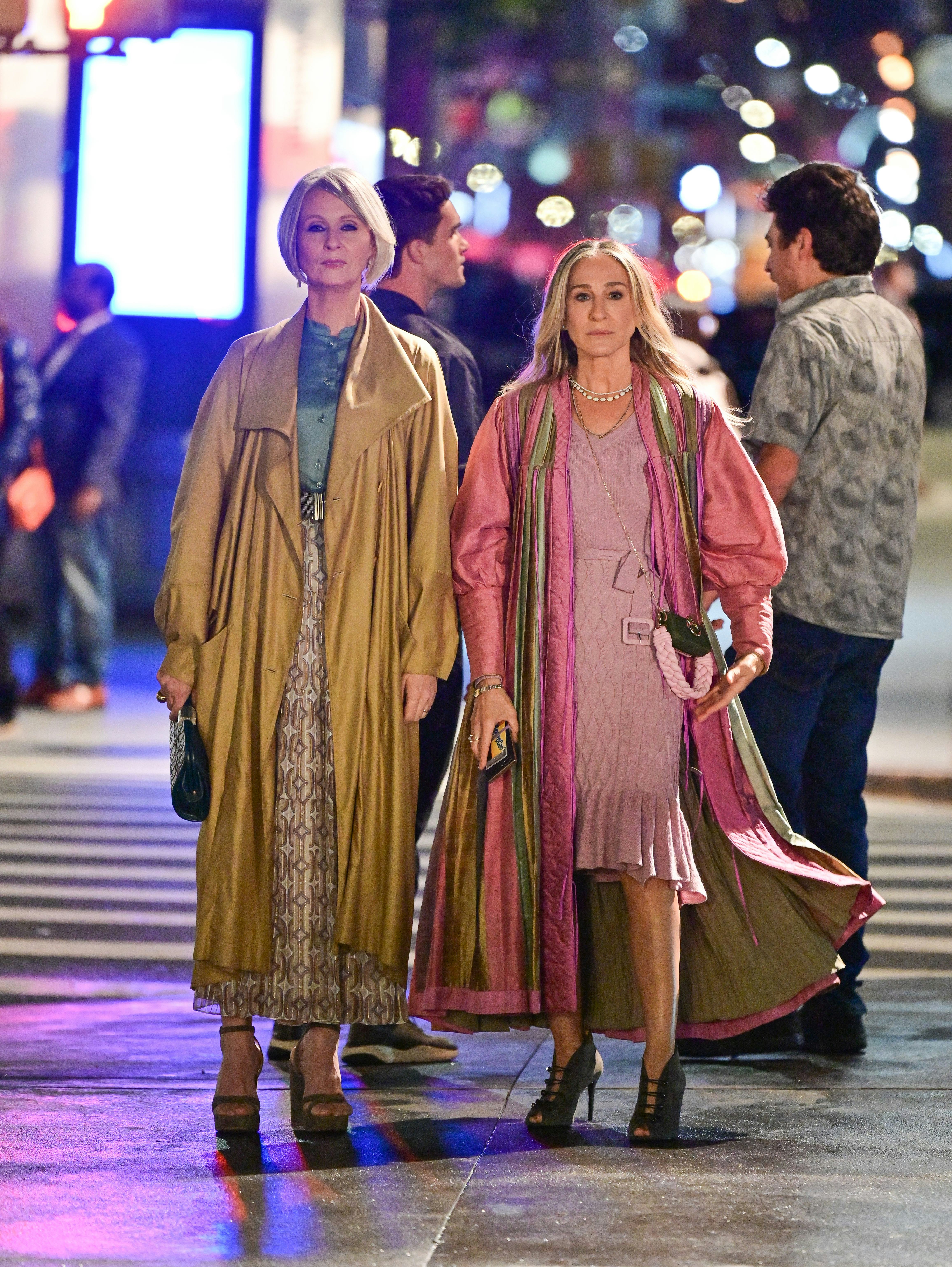 Cynthia Nixon and Sarah Jessica Parker filming 'And Just Like That...'
