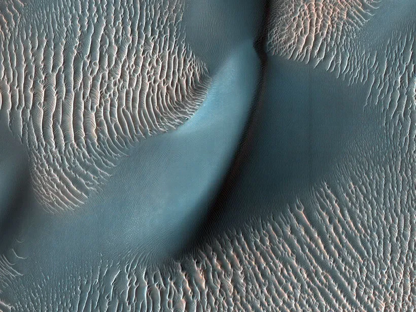 Look: This gorgeous landform on the Martian surface is actually moving