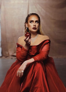 Adele holding up an apple