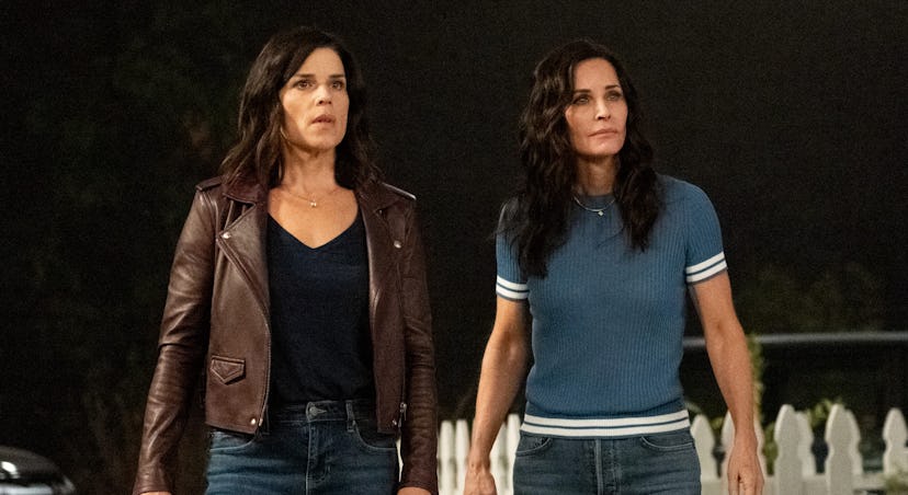 (L-R) Neve Campbell as Sidney Prescott and Courtney Cox as Gale Weathers in 'Scream' (2022). Photo c...