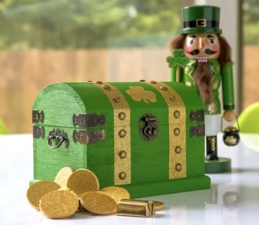 An easy leprechaun trap with a treasure box