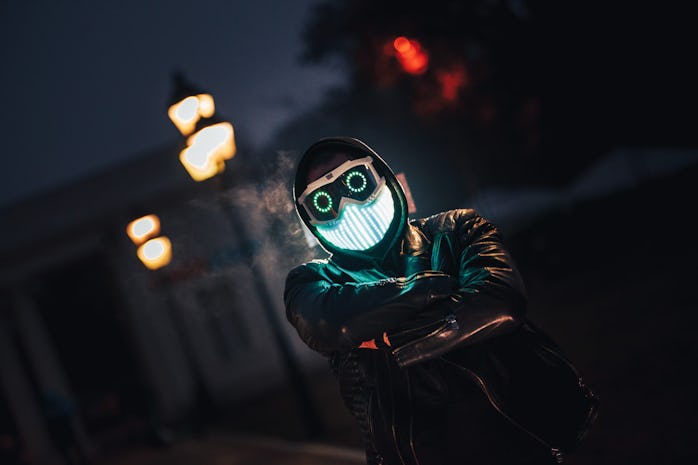 Model with Qudi Mask at night.