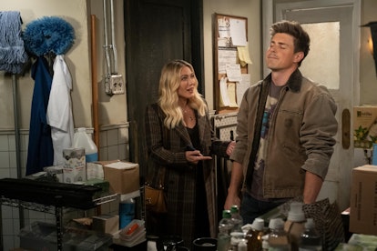 Hilary Duff as Sophie and Chris Lowell as Jesse on 'HIMYF'