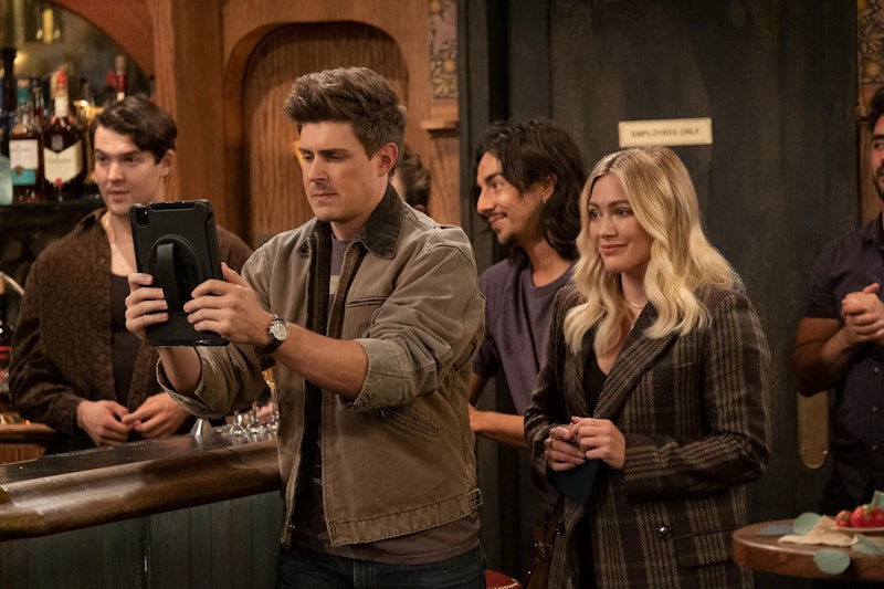 Jesse, played by Chris Lowell, and Hilary Duff as Sophie on 'HIMYF'