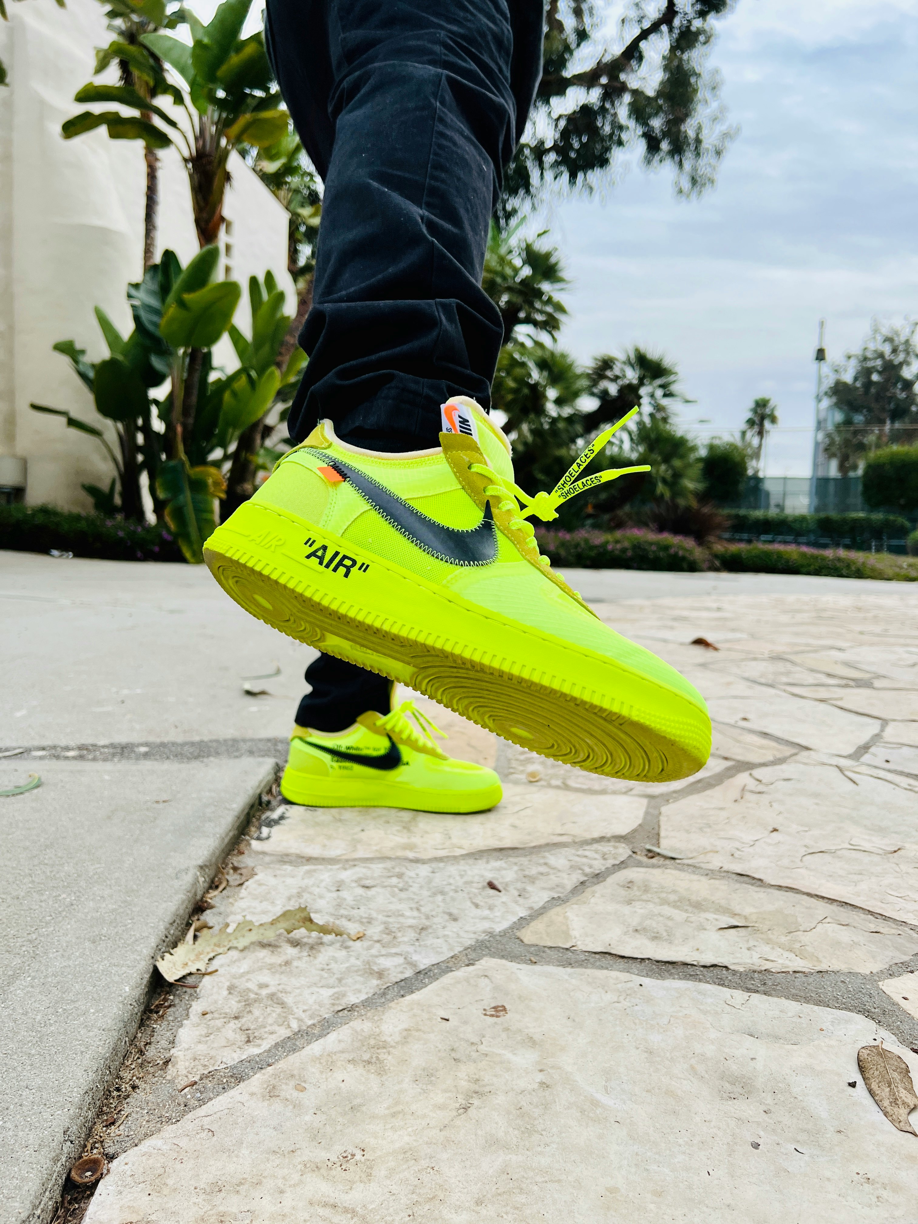 Nike off white air force 1 volt hot sale on feet